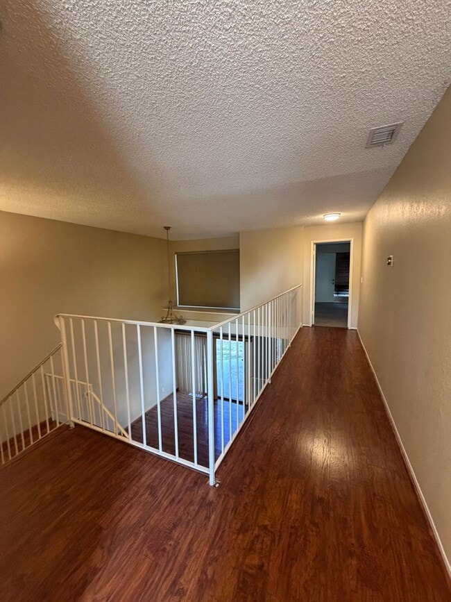 Building Photo - 2323 Easthills Dr