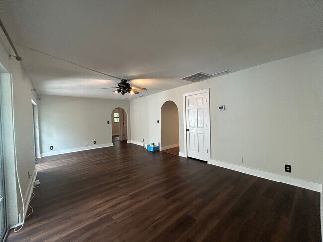 Building Photo - STUNNING 4BR/2BA Home with PRIVATE POOL & ...