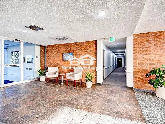 Building Photo - AVAILABLE NOW 1 Bed 1.0 Bath Condo with Sp...