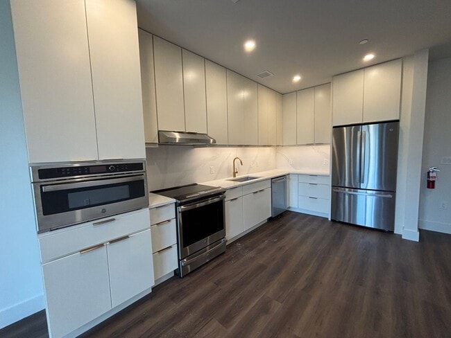 Building Photo - 2 Bedroom Corner-Unit with Wooded Balcony ...