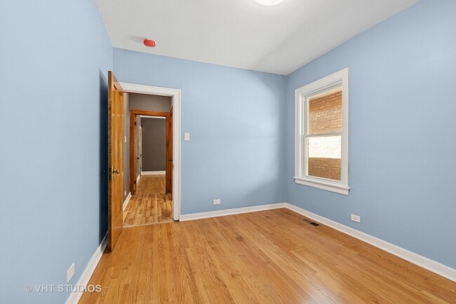 Building Photo - 6236 W Cornelia Ave
