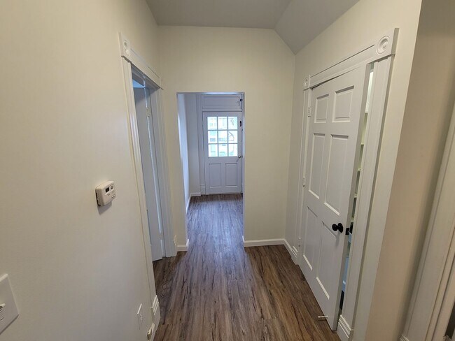 Building Photo - 510 W 5th St