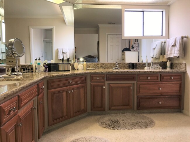 Building Photo - Spacious Townhome in Historic Saratoga Vil...