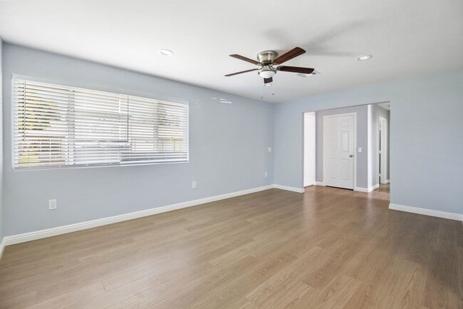 Building Photo - 2 Bedroom/ 2 bathroom condo (Front Unit)