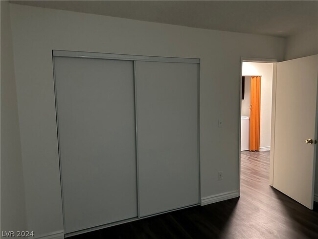 Building Photo - 1121 Willow Tree Dr