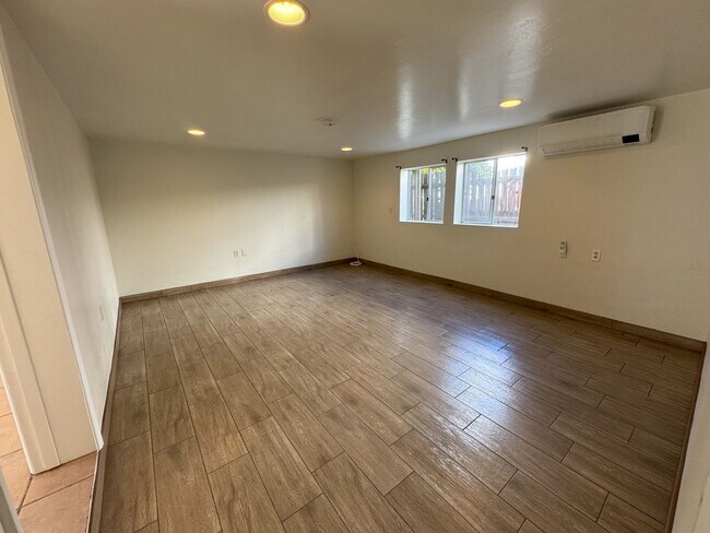 Building Photo - POINT LOMA HOME 4br-2.0 baths located on l...