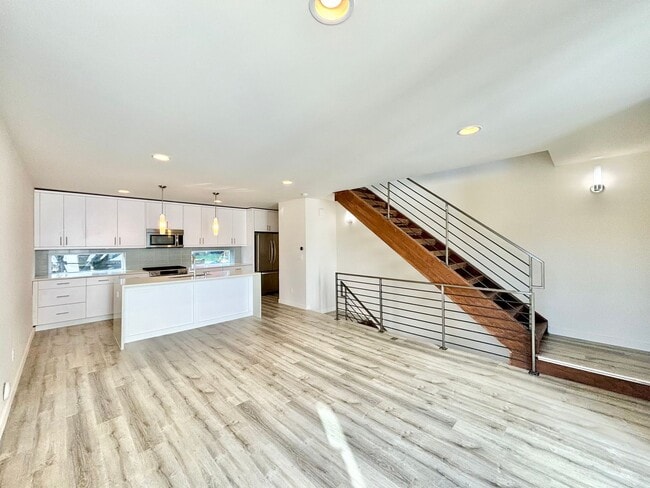 Building Photo - bright and cozy 2b2b townhouse
