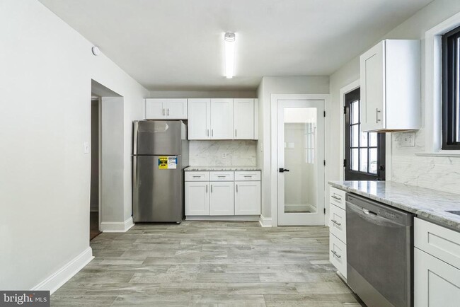Building Photo - 382 Martin St