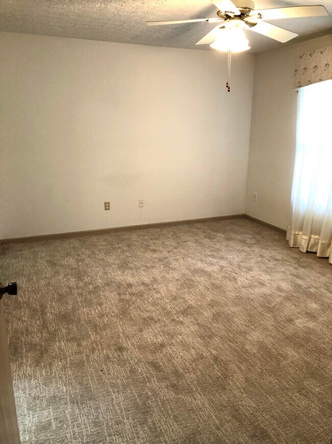 Building Photo - 6835 Villabrook Dr