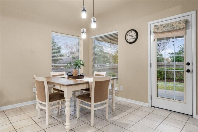 Building Photo - 920 Savanna Ln