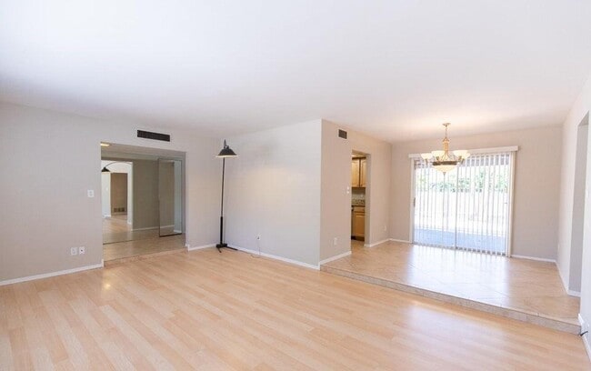 Building Photo - 2439 E Del Rio Dr