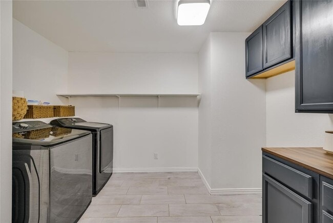 Building Photo - 10104 Oak Hollow Cir