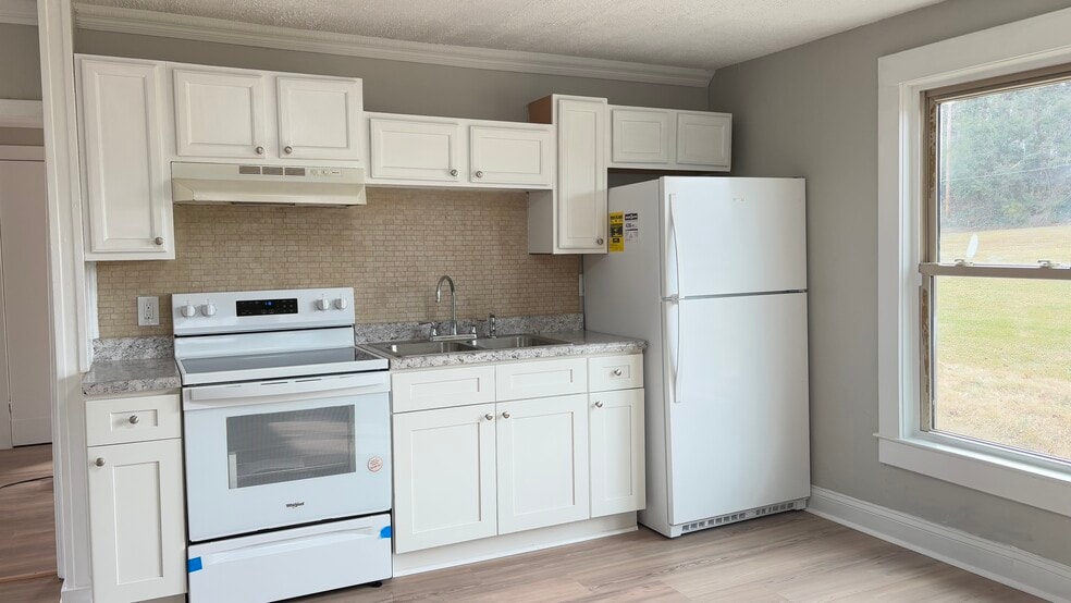 Building Photo - 904 E Myrtle Ave