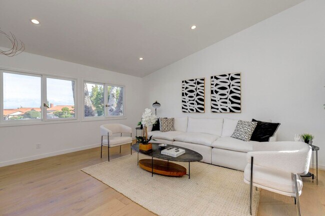 Building Photo - **3900 Paseo De Las Tortugas Torrance** Spacious 4 bedroom 3 bath with beautiful view!