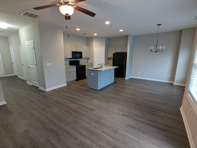 Building Photo - 702 Pippin Dr