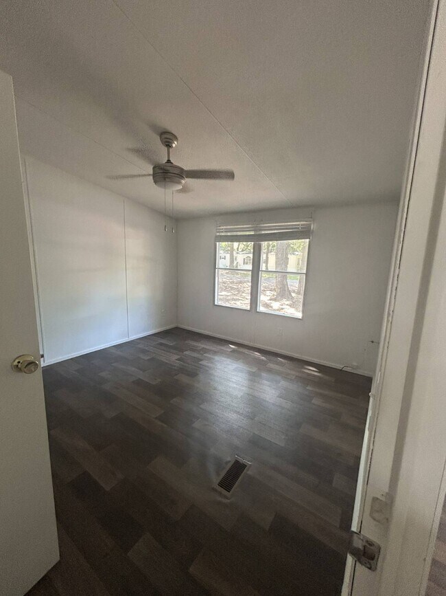 Building Photo - 25 Westgate Cir
