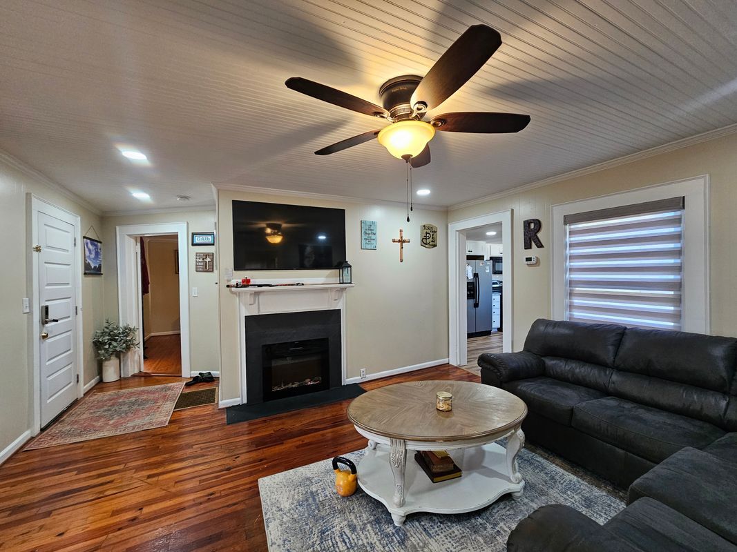 Building Photo - 208 W Main St