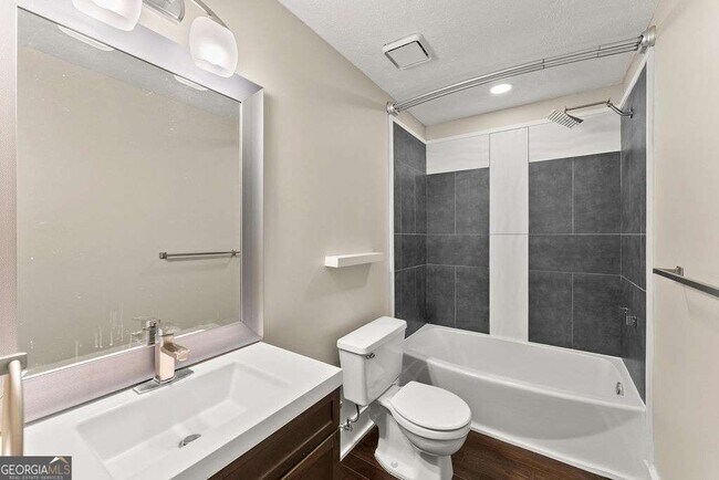 Building Photo - 4035 Thames Dr