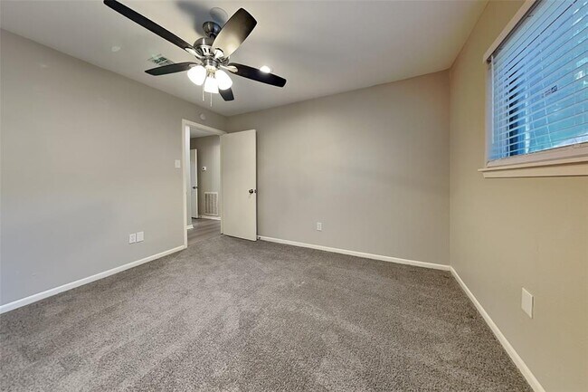 Building Photo - 2318 Turtle Creek Dr