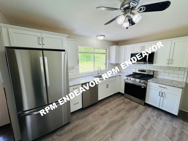 Building Photo - Spacious 4BD Home with Modern Upgrades & H...