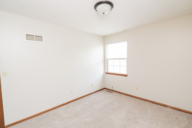 Building Photo - 3 bedroom / 2.5 bathroom Townhome for Rent...