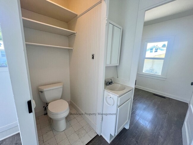 Building Photo - Charming Downtown Petaluma Gem - 3bed 1.5 Bath Available Now !