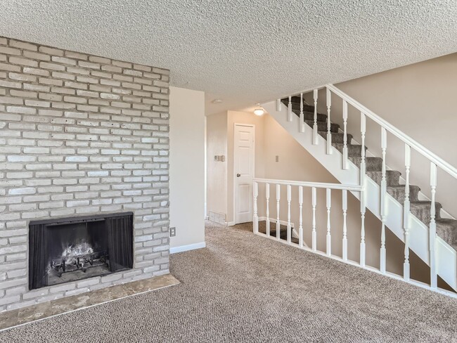 Building Photo - Spacious 3 Bedroom 2.5 Bathroom in Aurora!