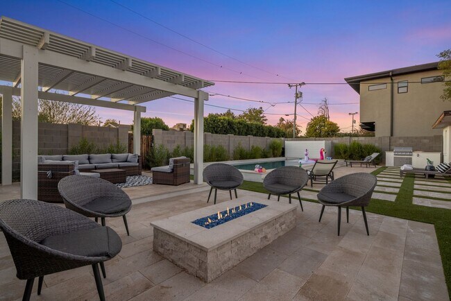 Building Photo - COMING SOON! Fully Furnished 3 Bedroom 3 Bathroom Home in Old Town Scottsdale