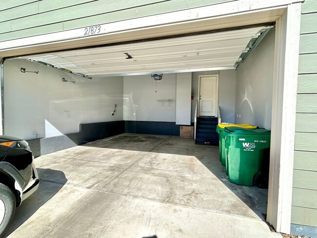 Building Photo - Better Than New! Stunning 4-year old Home Corner End-Unit with High-End Finishes