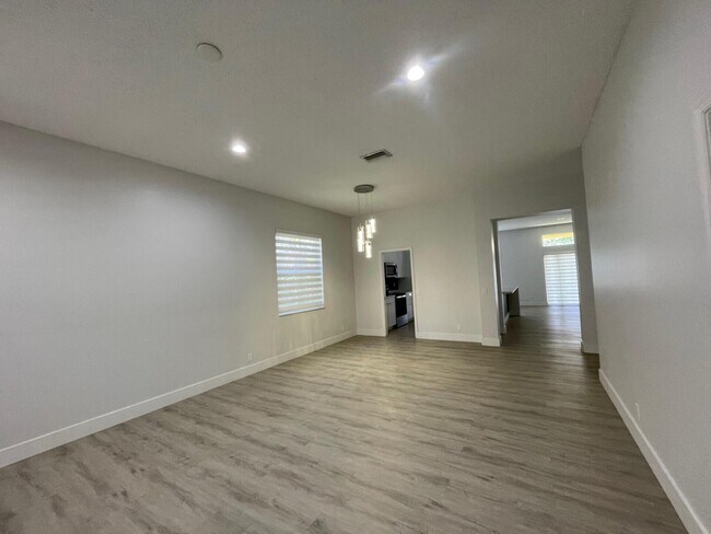 Building Photo - 4293 Laurel Ridge Cir