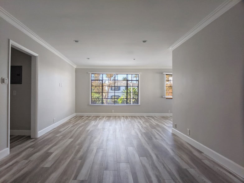 Entry / Living Room - 458 S Oakhurst Dr