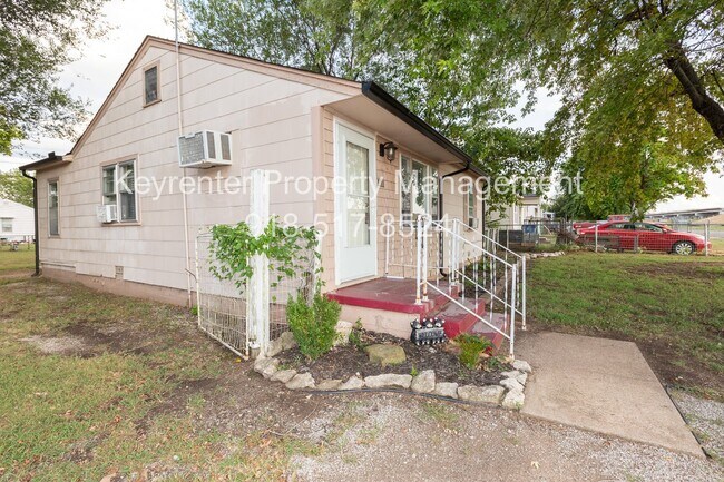 Building Photo - Cozy Sand Springs Bungalow!