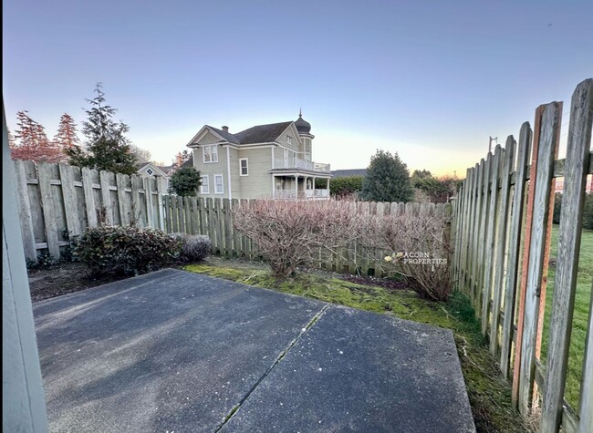 Building Photo - 915 SW Kimball Dr