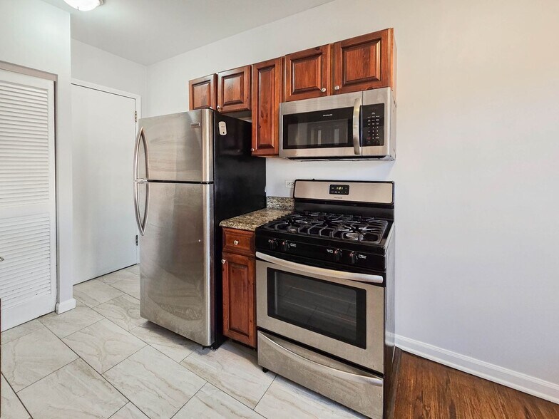 Building Photo - 3711 N Kenmore Ave