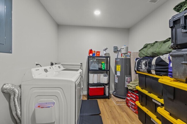 Building Photo - BEAUTIFULLY REMODELED, CONVIENENTLY LOCATE...