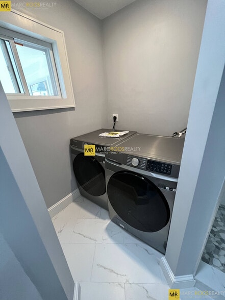 Building Photo - 10 Lawrence St