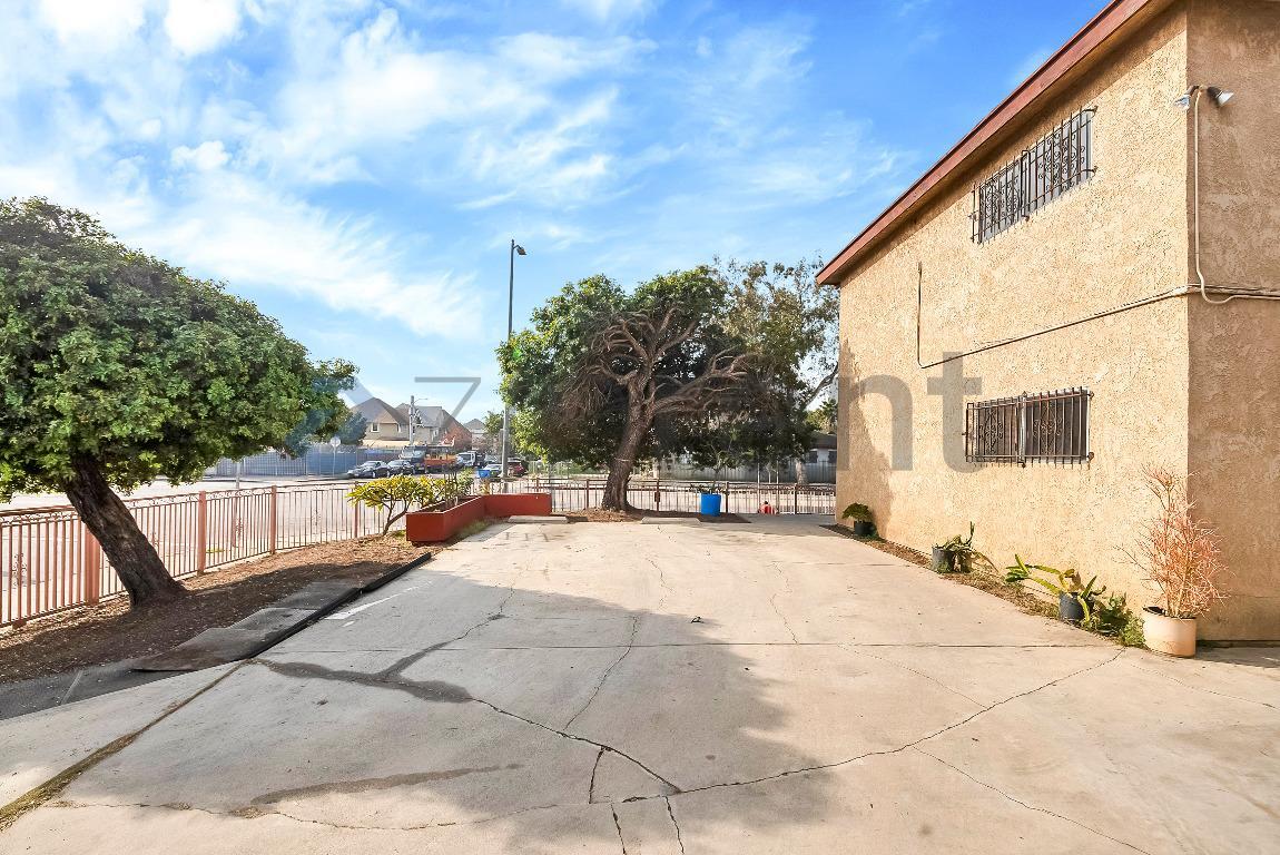 Building Photo - 2458 Normandie Ave