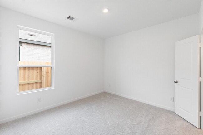 Building Photo - 5406 Peacock Bass Dr