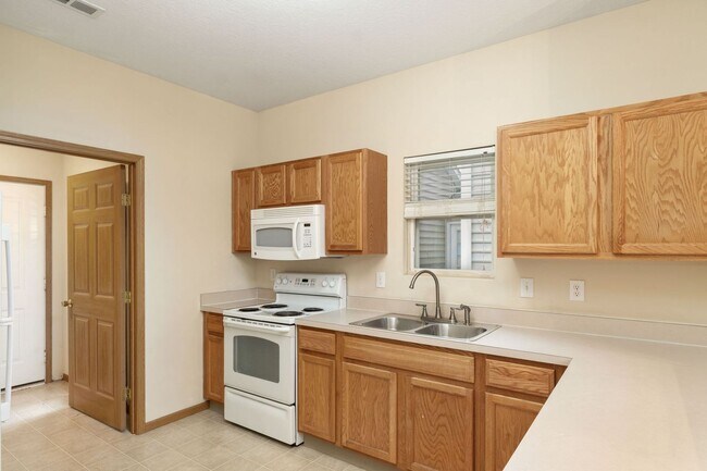 Building Photo - Beautifully Updated Single Family in a Private Community