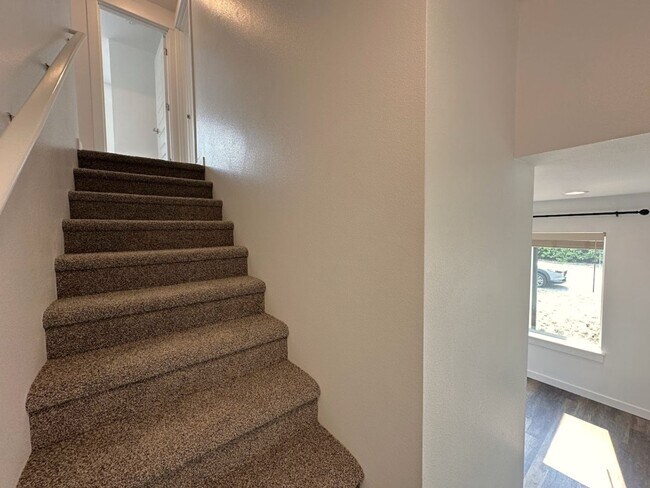 Building Photo - Modern & Stylish 4 Bed, 2.5 Bath Remodel!
