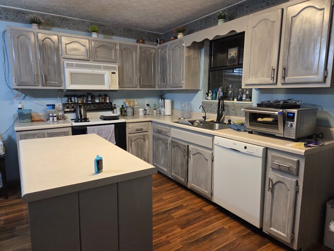 Building Photo - 116 Hidden Valley Dr