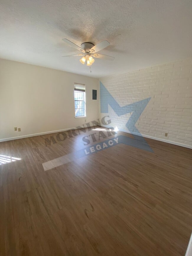 Building Photo - 2 bed, 2 bath w/new flooring throughout!
