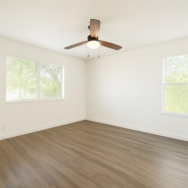 Building Photo - 1700 Garden Villa Dr