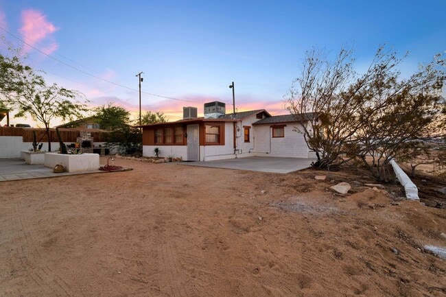 Building Photo - 2 Bedroom 1 Bath - Furnished Hilltop Home ...