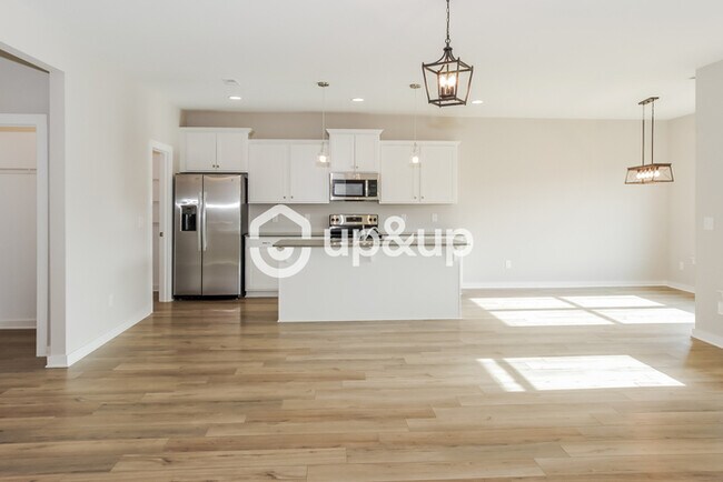 Building Photo - Fantastic 4bd/2ba home! Coming soon!