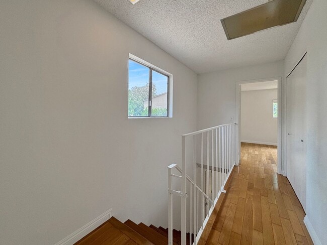 Building Photo - Charming 3BD/3BA Townhouse in University C...