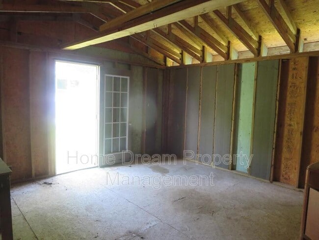 Building Photo - 324 2nd St