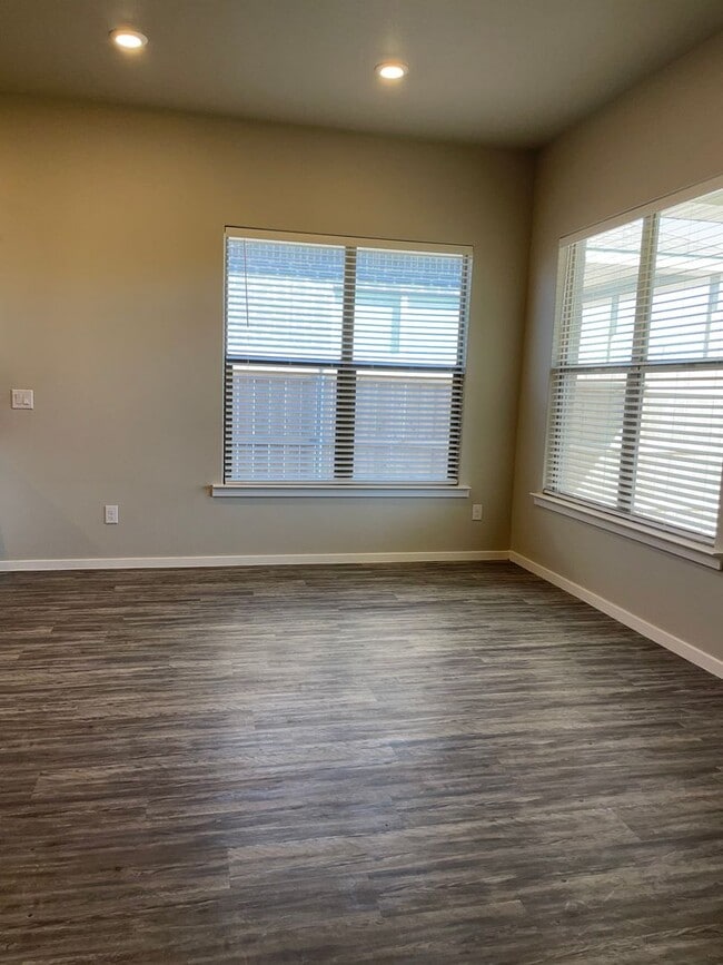 Building Photo - 4 bed 2 bath - Frenship ISD