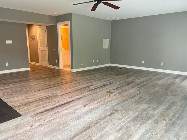 Building Photo - Spacious 3 Bed | 3.5 Bath End Unit Townhom...