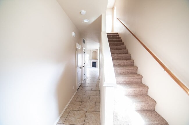 Building Photo - Newer Construction Townhome in Canby